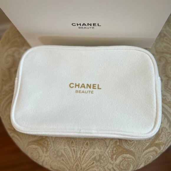 Authentic Chanel 'Gift with Purchase' accessory bag and Chanel shopping bag - Picture 5 of 5